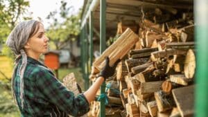 La vie au rythme du bois de chauffage : coupe et stockage