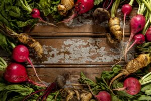 Légumes disposés en rond sur une table en bois