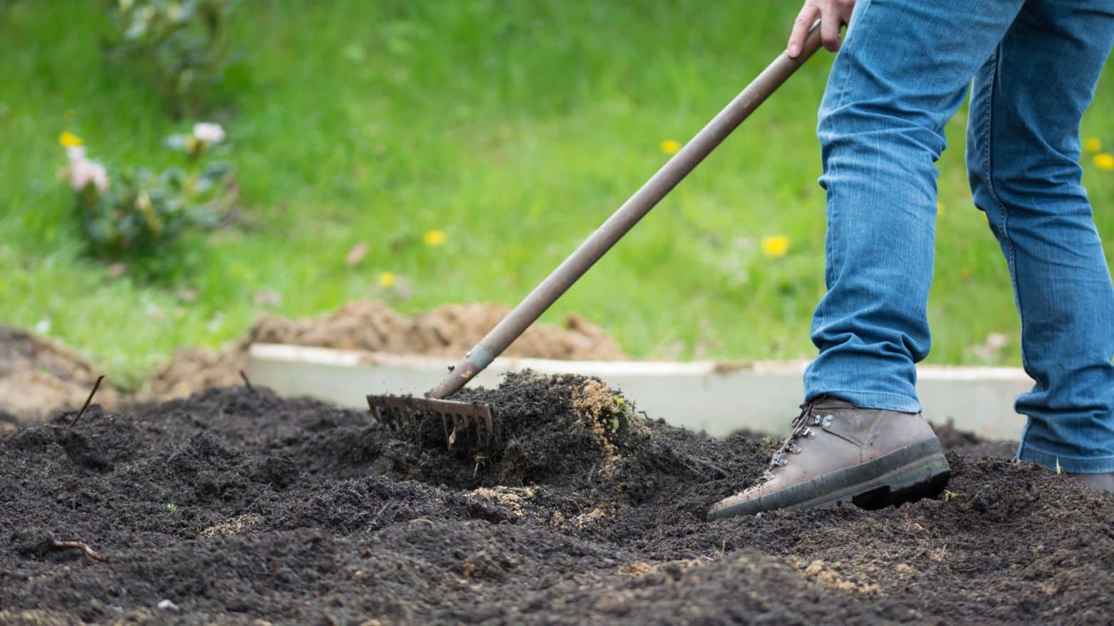 Ratisser terre semis