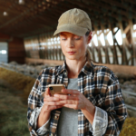 agricultrice qui utilise son smartphone