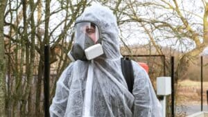 Homme-portant-des-equipements-de-protection-individuelle
