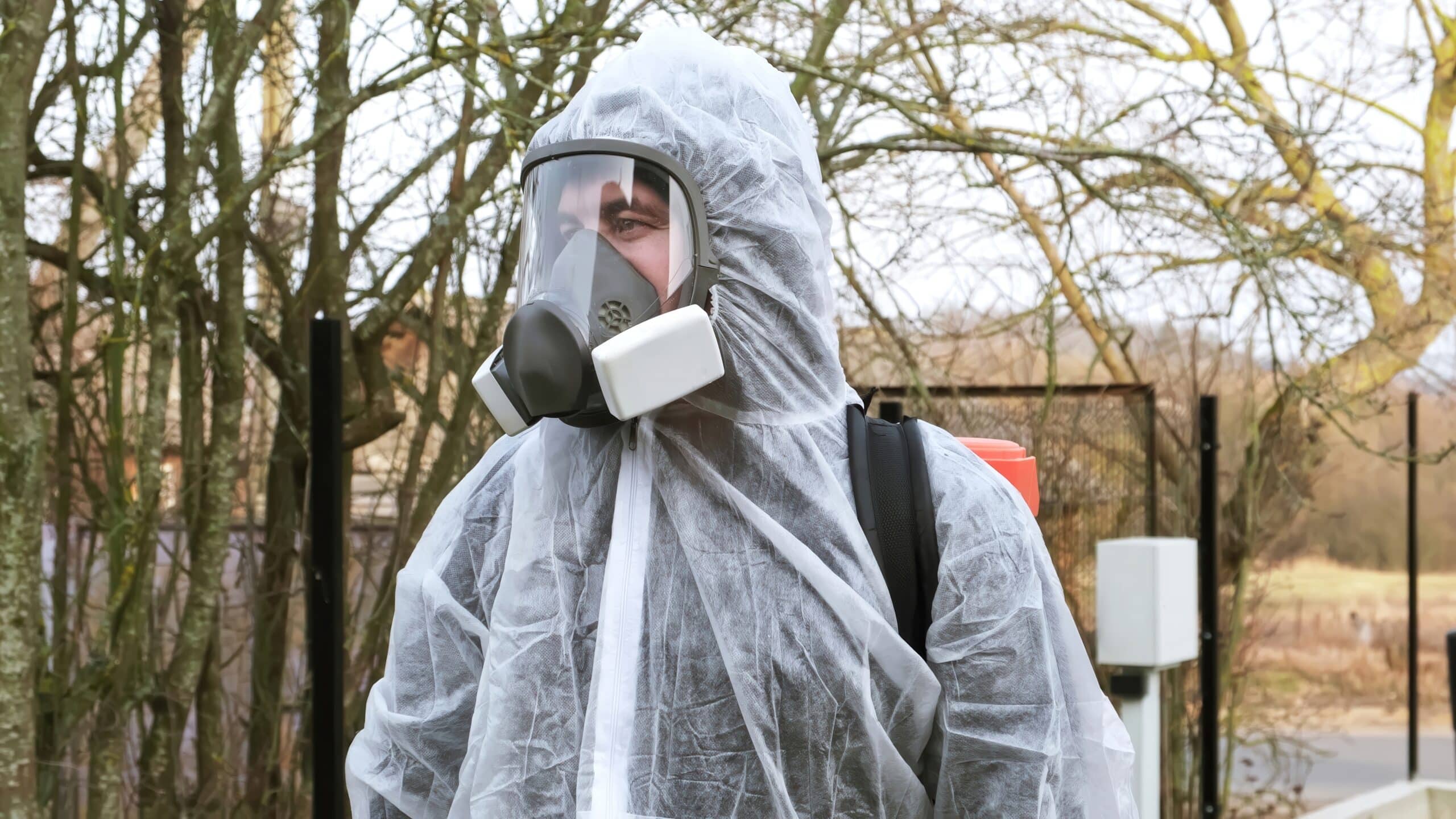 Homme-portant-des-equipements-de-protection-individuelle